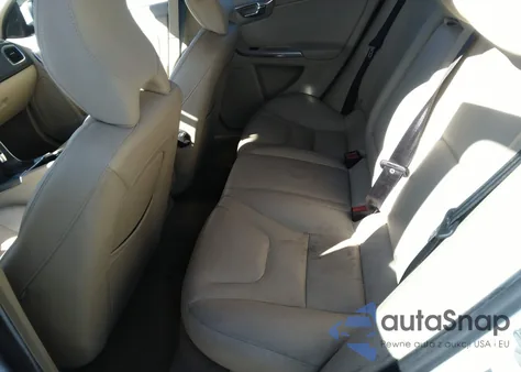 2015 Volvo S60 T5 Platinum z USA, uszkodzony, nr VIN YV126MFD8F1309916